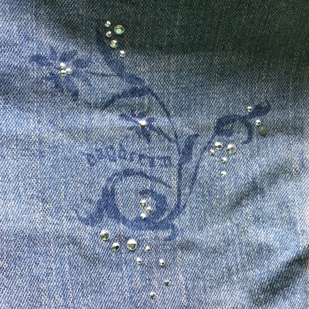 Levi's Relaxed Fit Women's Blue Jeans with Subtle Embellishment